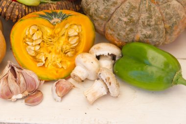 sebze rustik ahşap arka plan üzerinde çeşitli