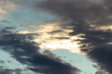 gökyüzü ve renkli bulutlar ile soyut arka plan