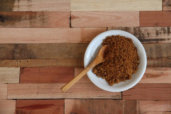 Tazón Con Azúcar Morena Sin Refinar Sobre Fondo Madera — Foto de Stock