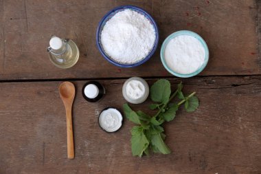 Ev yapımı diş macunu hazırlamak için doğal ve organik ürünler