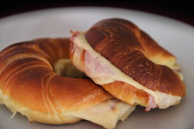 Jambon ve peynirli poğaça kruvasanı.