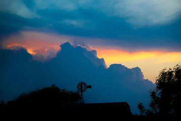 Fırtınalı Bulutlarla Dolu Gökyüzü Sarı Mavi Turuncu Renkler Yel Değirmeni — Stok fotoğraf