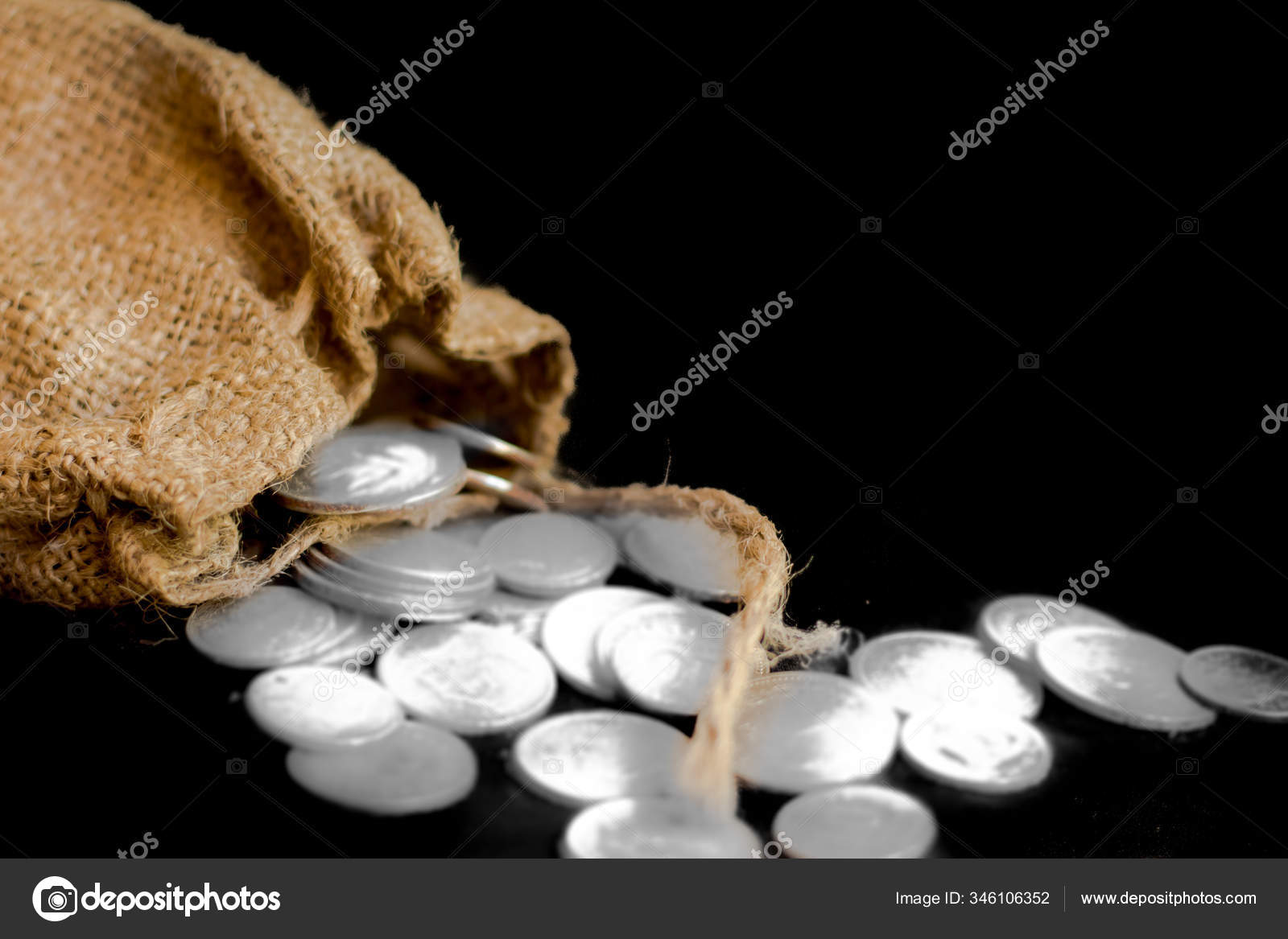 装上三十枚银币的袋子圣经上有背叛犹大的标志——图库图片© gabrielabertolini #346106352