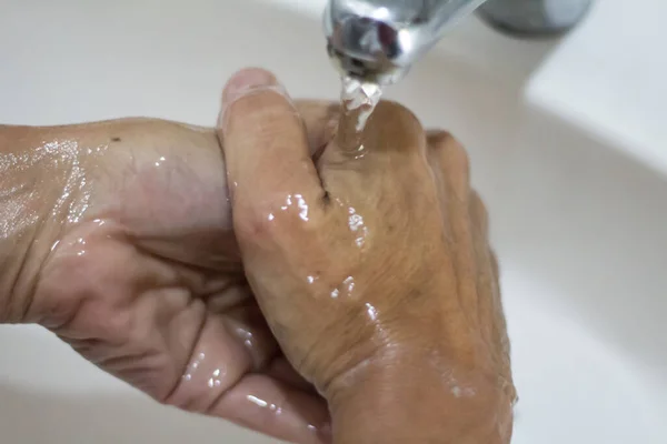 Lavar Mãos Mulher Com Água Sabão — Fotografia de Stock