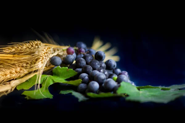 Pain Raisins Blé Couronne Épines Sur Fond Noir Comme Symbole — Photo