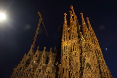 Barselona, İspanya - 7 Haziran 2019: Sagrada Familia cephesinin gece görüntüsü