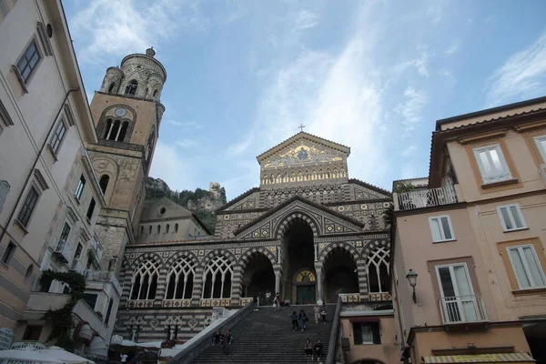 AMALFI, İTALYA - 18 Mayıs 2019: Katedralin girişi.