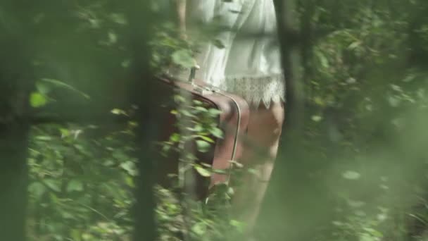 A menina corre para a floresta na grama — Vídeo de Stock