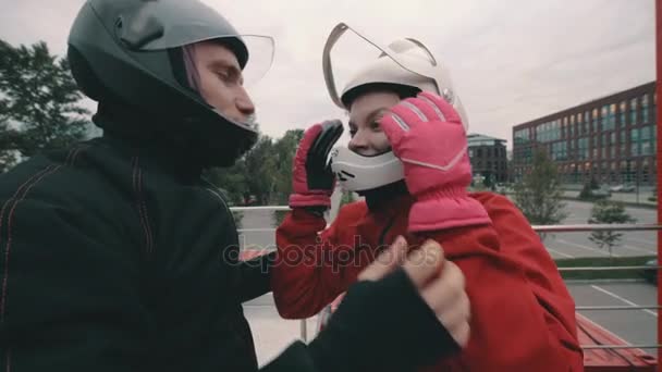 Male coach instructs a skydiver girl before flying into wind tunnel — Stock Video