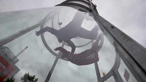 Twee parachutisten vliegen in de windtunnel. Tandem vlucht parachutisten in windtunnel — Stockvideo