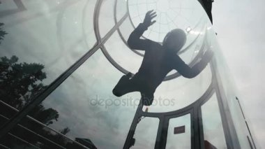 Rüzgar Tüneli'nde bir daire içinde adam skydiver uçar. Uçan bir Rüzgar Tüneli'nde