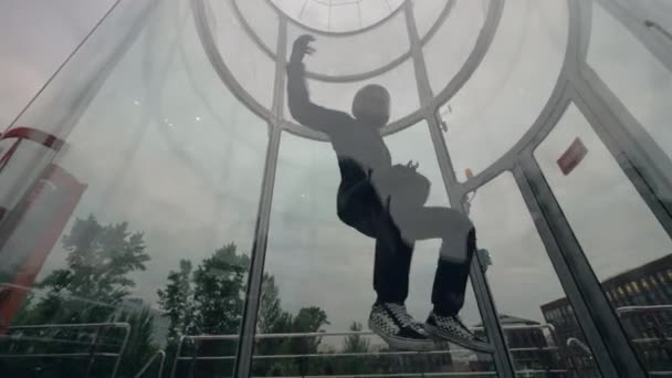 Professionella fallskärmshoppare flyger i vindtunnel. Inomhus fallskärmshoppning tunnel — Stockvideo