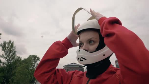 Portret jonge vrouw in beschermende helm voor extreme sport slow motion — Stockvideo