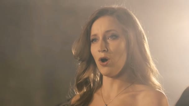 Hermosa cantante de ópera. 4k Retrato primer plano de la cantante artista — Vídeo de stock