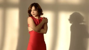 Kırmızı elbiseli romantik dalgın kız.