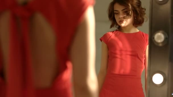 Dziewczyna w czerwonym suknia wieczorowa podziwia — Wideo stockowe