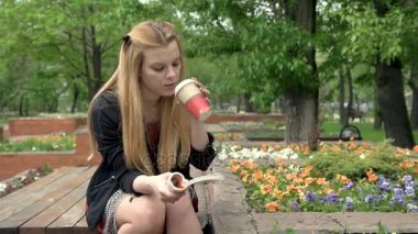 sarışın kadın içme kahve