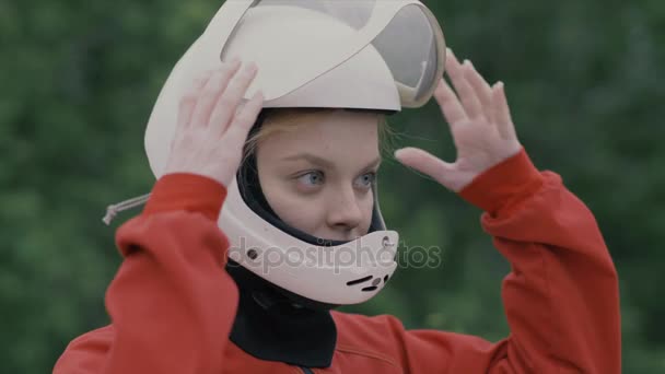 Женщина в защитном шлеме — стоковое видео