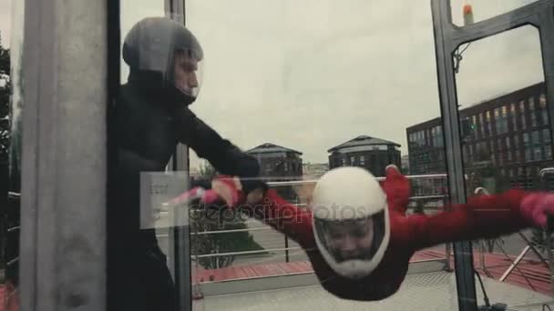 Vrouw parachutespringen in de windtunnel. — Stockvideo