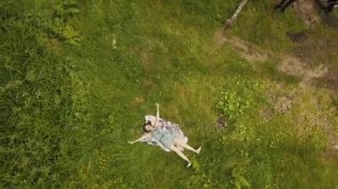 Yeşil çimenlerin üzerinde genç kadın. 