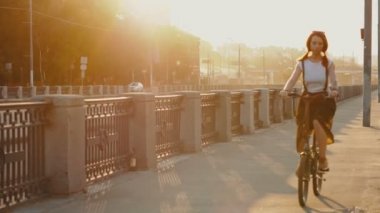 Kırmızı saçlı kadın bir bisiklet sürme