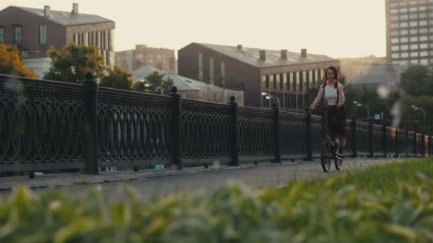 红头发的女人骑自行车 — 图库视频影像