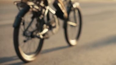 Kadın city adlı at binme bisiklet üzerinde