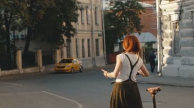 Yürüyen kadın bisikletçi 