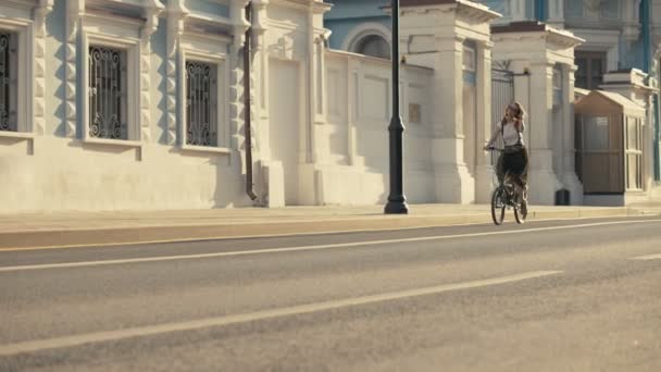 Vermelho mulher de cabelos andar de bicicleta — Vídeo de Stock