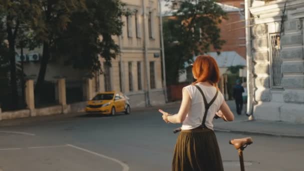 骑单车的女子走 — 图库视频影像