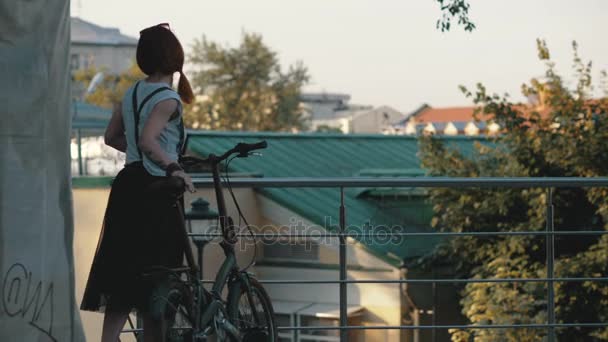 年轻的红发女人骑自行车 — 图库视频影像