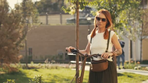 Mujer caminando al lado de bicicleta — Vídeos de Stock