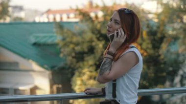  Cep Telefonu Konuşan Kadın