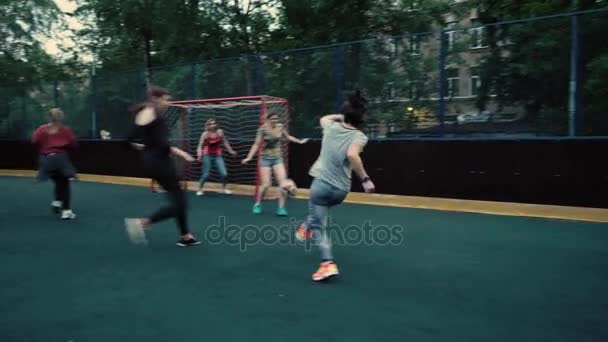 Mujer partido de fútbol — Vídeos de Stock