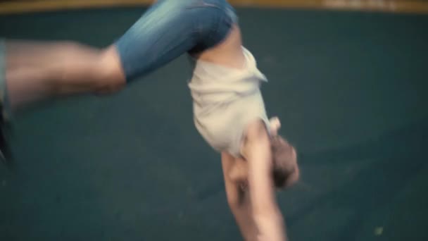 Fiatal nő találat akrobatikus mutatványokat. — Stock videók