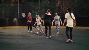 Futbol oynayan kadın takım. 