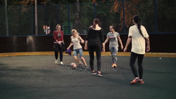 Nő csapat futballozni. — Stock videók