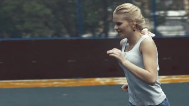 Kadın futbol oyuncusu topu atıyor 