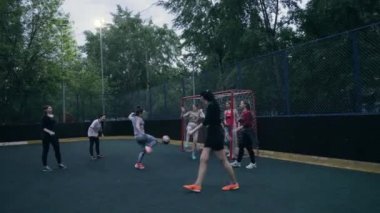 Eğitimde kadın futbolcular. 