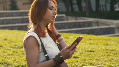  tutan kadın ve cep telefonu 