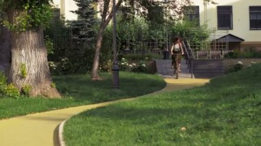 Kırmızı saçlı kadın binicilik bisiklet