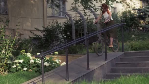 Mulher de bicicleta andando para baixo — Vídeo de Stock