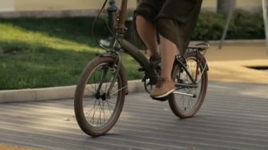 Bisiklet tekerlekleri ridding. Genç kadın Bisiklet yol Park'ta sürme kadar kapatın