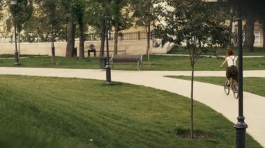 Yaz park arkada Bisiklete binmek bisiklet kadın görüntüleyin. Kadın Bisiklet park