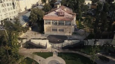 Balkon konak üzerinde duran ve cep telefonuyla genç kadın