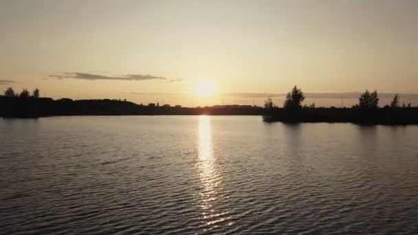 Drone vista río superficie de agua. Reflejo sol de la tarde en el río agua al atardecer — Vídeos de Stock