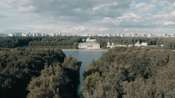 Sparatoria aerea da drone volante vista panoramica città moderna sulla riva del fiume — Video Stock