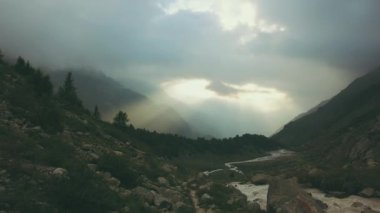 Hava uçan uçak Nehri Dağ içinde ateş. Turistik dağ yolu üzerinde