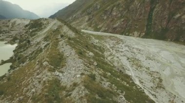 Hava dron dağ zirveleri ve nehir uçan çekim. Dağ Vadisi