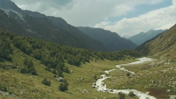 Панорамний вид зверху на гірський пейзаж. Пішохідна гора — стокове відео